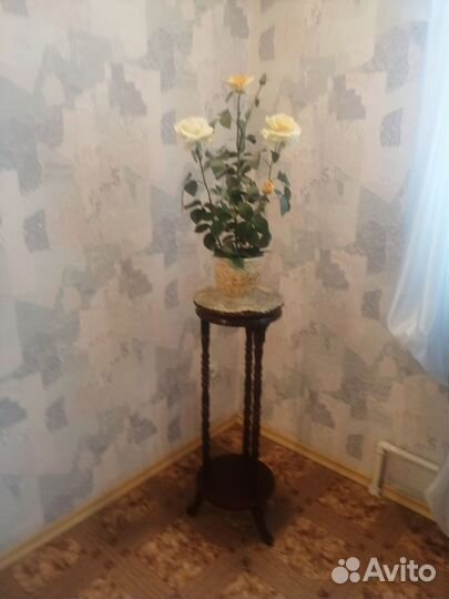 Подставка под цветы из дерева