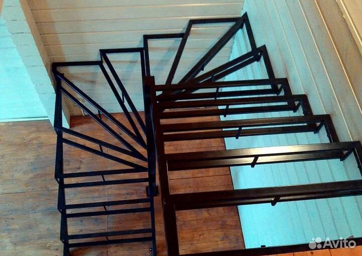 Металлический каркас лестницы. Лестница под ключ