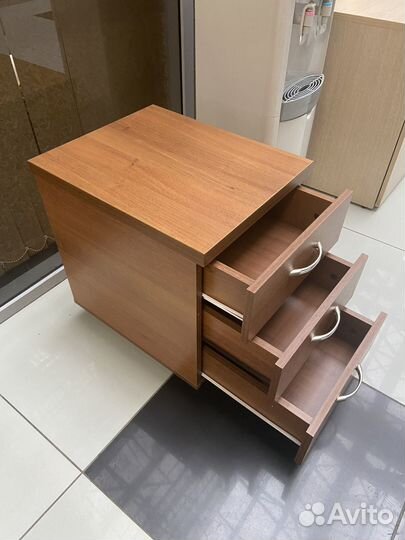 Тумбочка на колёсиках с ящиками