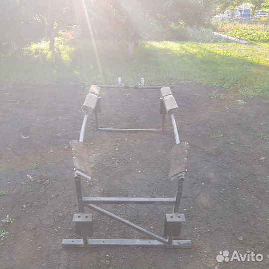 Поставка для перевозки лодки на прицепе