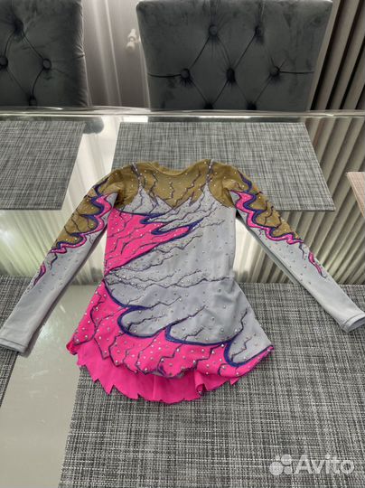 Костюм для выступлений по фигурному катанию