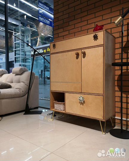 Комод буфет из дерева на ножках