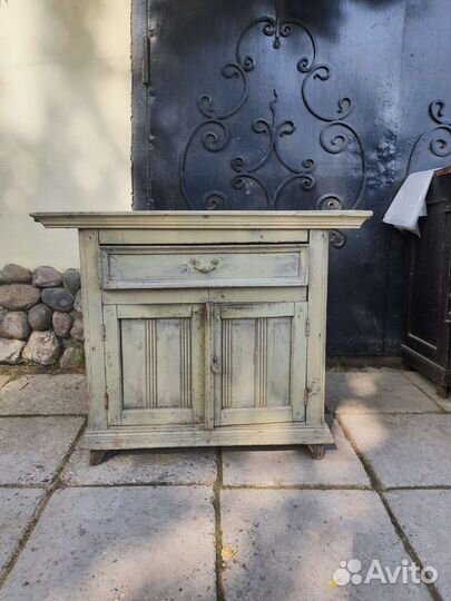 Старинная тумба