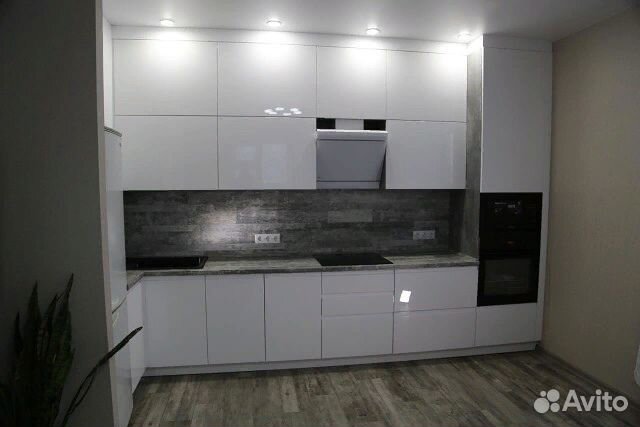 Кухня под потолок с интегрированной ручкой