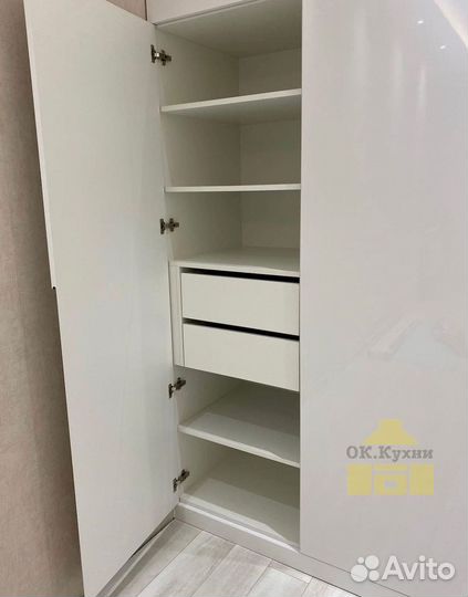 Зеркальный шкаф