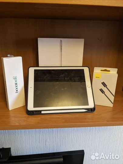 Планшет iPad 9.7 в комплекте