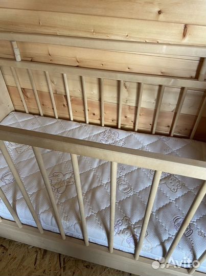 Детская кроватка с поперечным маятником