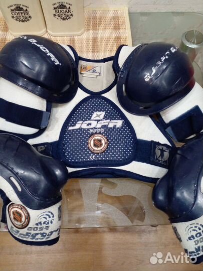 Хоккейная форма.Нагрудник и налокотники