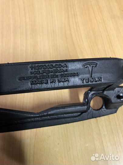 Уплотнитель панели замка Tesla Model 3