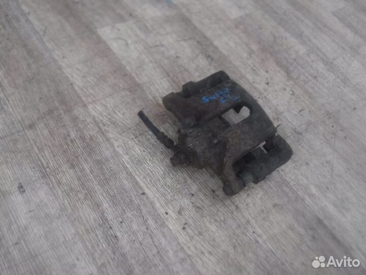 Суппорт передний левый Suzuki Swift 2 2002