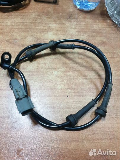 Инфинити Qx56,QX80 Z62.Задний датчик abs