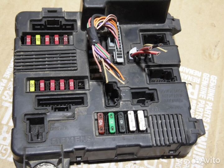 Блок предохранителей под капотом Рено Меган/Сценик