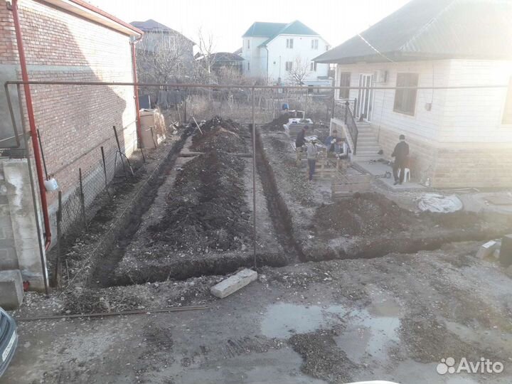 Копаем траншеи под фундамент