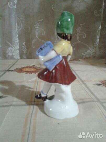 Фарфоровая статуэтка