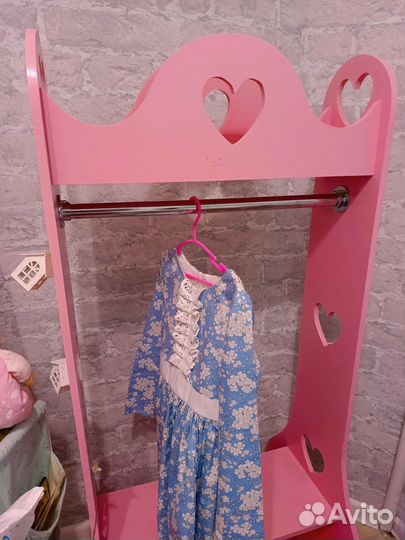 Вешалка стойка для одежды девочки