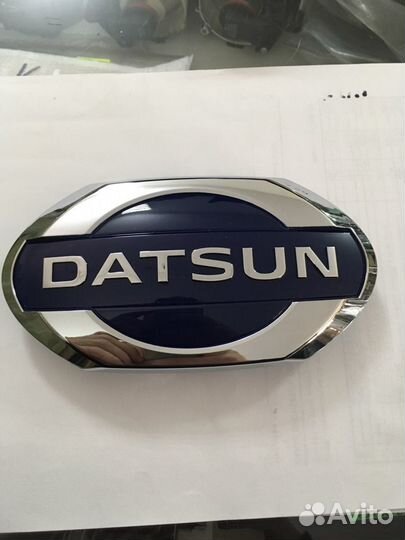 Эмблема решетки datsun