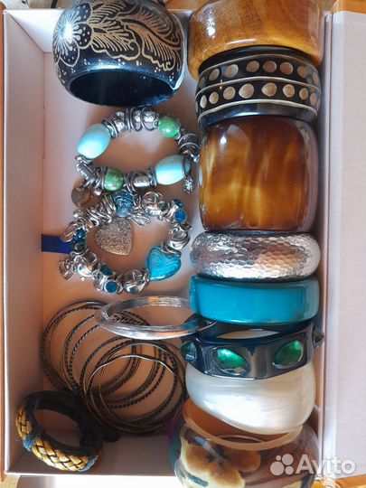 Браслеты, бусы, брошь