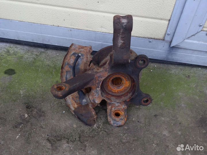 Ниссан альмера n 16- левый поворотный кулак