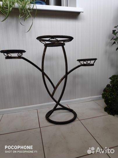 Подставка под цветы металлическая