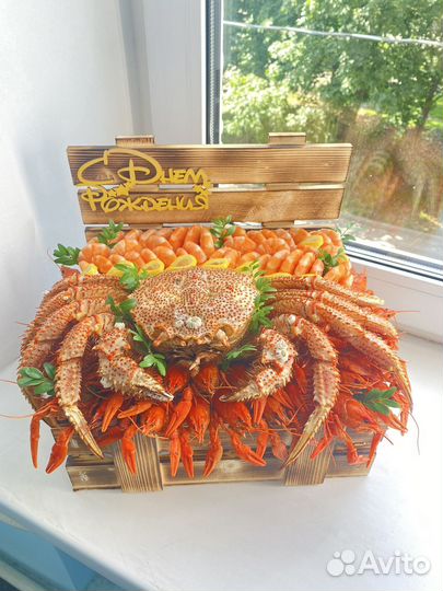 Коробка с раками, крабом и королевскими креветками
