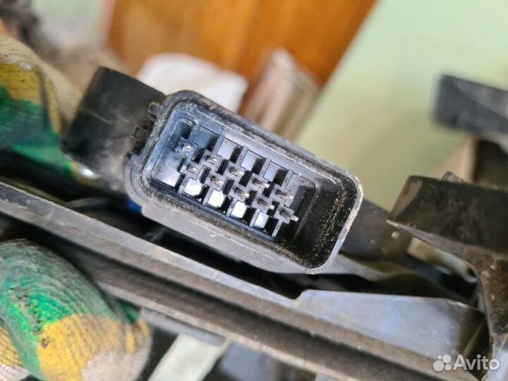 Замок боковой двери задний левый Ford Focus 2 kkda