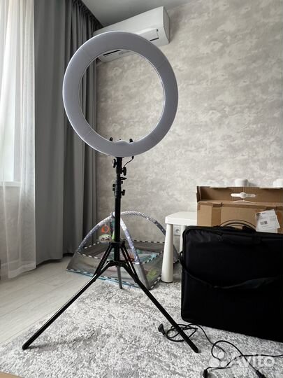 Кольцевая светодиодная лампа со штативом