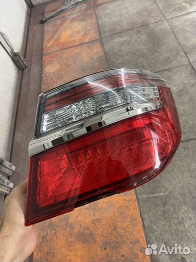 Задний правый наружный фонарь камри 55