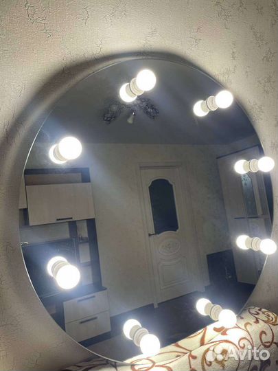 Круглое гримерное зеркало с лампочками