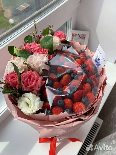 Фруктовые букеты из клубники и корзины
