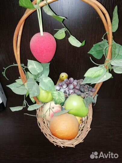 Корзина с искустветвенными фруктами