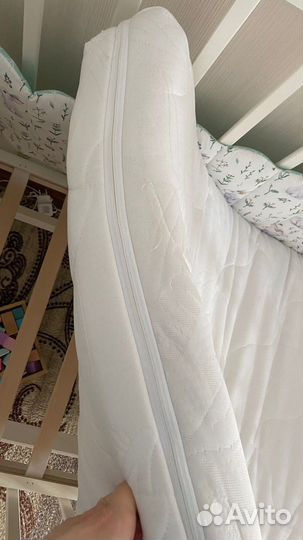 Детская кроватка с маятником