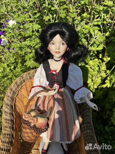 Коллекционная фарфоровая кукла