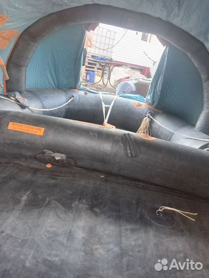 Спасательный плот