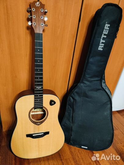 Акустическая гитара