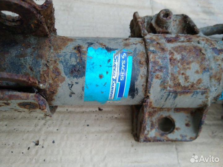 Стойка амортизатора передняя правая Volvo Xc 90