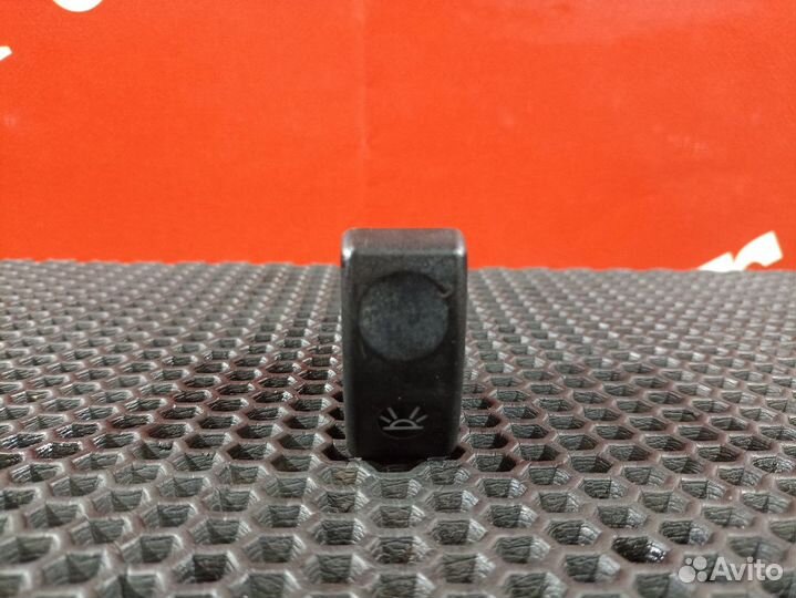 Кнопка освещения за кабиной