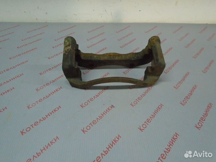 Nissan 41011-8H300 Скоба суппорта левого