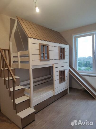 Детская кровать из массива с горкой