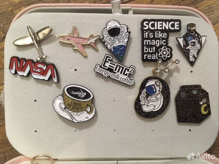 Значки космонавт, самолет, наука