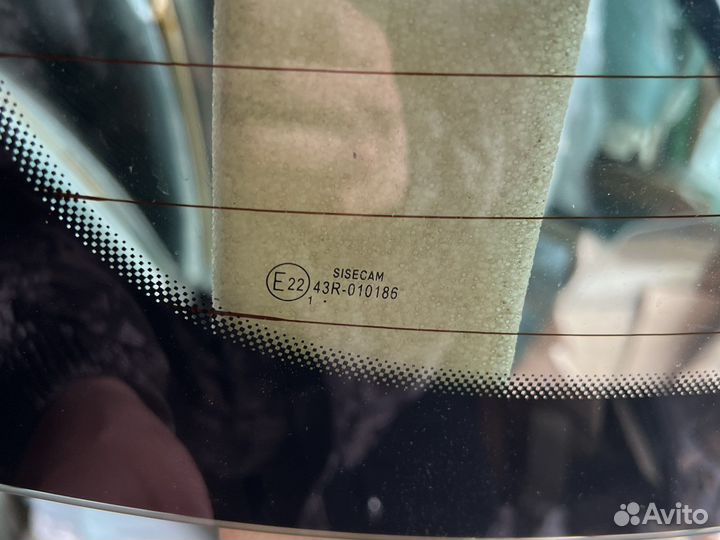 Стекло заднее на Шкоду Карок оригинал