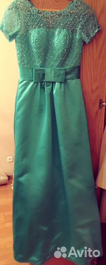 Вечернее платье цвета изумруд