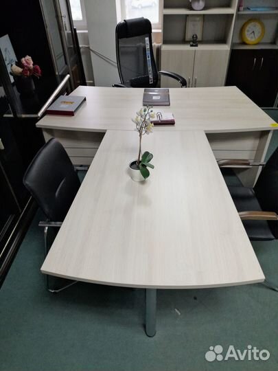 Стол руководителя + Брифинг приставка