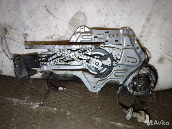 Стеклоподъемник передний правый Kia Cerato 1