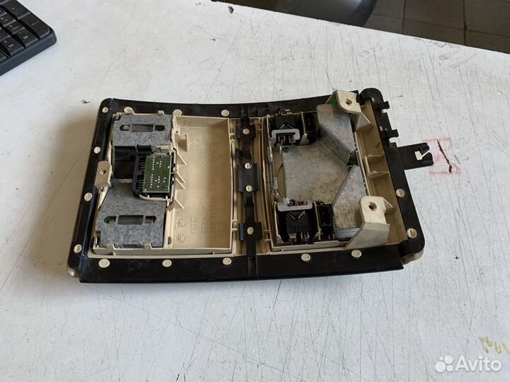 Плафон салонный Audi A6C5 бежевый / серый