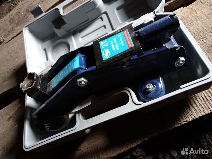 Домкрат подкатной 2 т