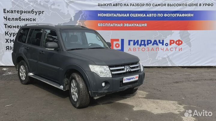 Рамка противотуманной фары Mitsubishi Pajero (V90)