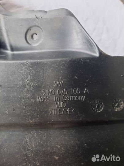 Продам задний брызговик VAG