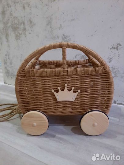 Плетёная корзина на колёсиках