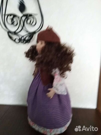 Кукла фарфоровая