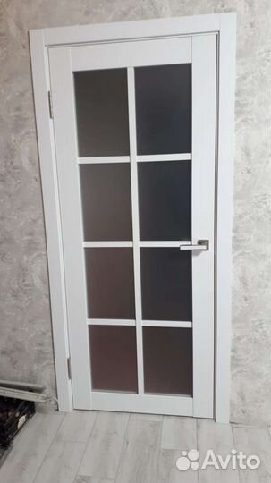 Белые двери с решёткой классические